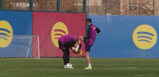 GEST Wojciecha Szczęsnego po tym jak Lewy wrócił do treningów xD [VIDEO]